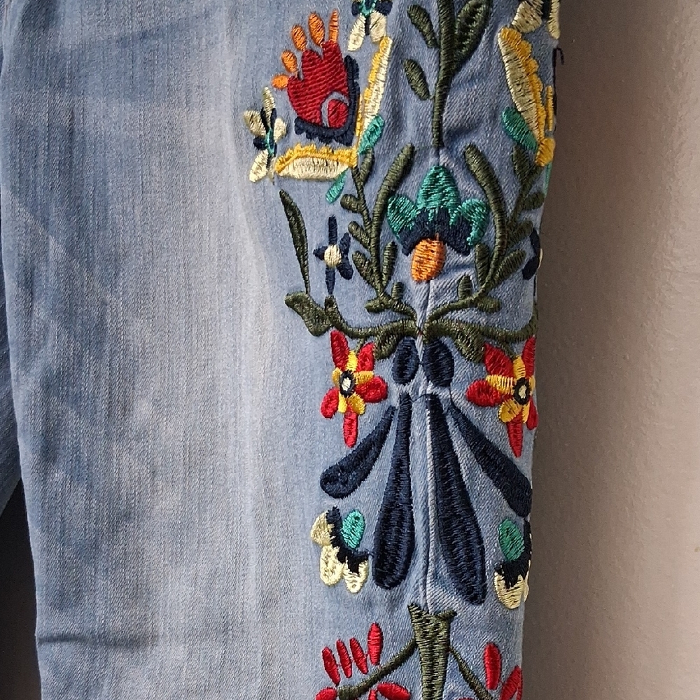Embroidered Light Denim Caprus, Size 6 Petite - Picture 5 of 11